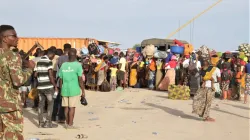 Un groupe de femmes et d'enfants gardés par les forces de sécurité à Mucimboa da Praia, dans la province de Cabo Delgado, au Mozambique, début septembre. Crédit : DHPI / 