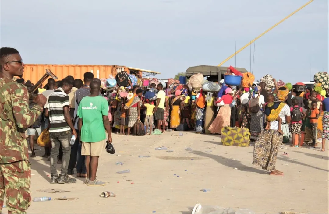 Un groupe de femmes et d'enfants gardés par les forces de sécurité à Mucimboa da Praia, dans la province de Cabo Delgado, au Mozambique, début septembre. Crédit : DHPI / 