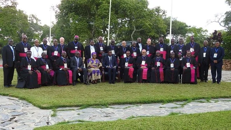 Les évêques catholiques du Malawi, de la Zambie et du Zimbabwe avec l'ancien président de la Zambie, Edgar Lungu, et d'autres participants à la première réunion consultative sous-régionale. Crédit : Vatican News / 
