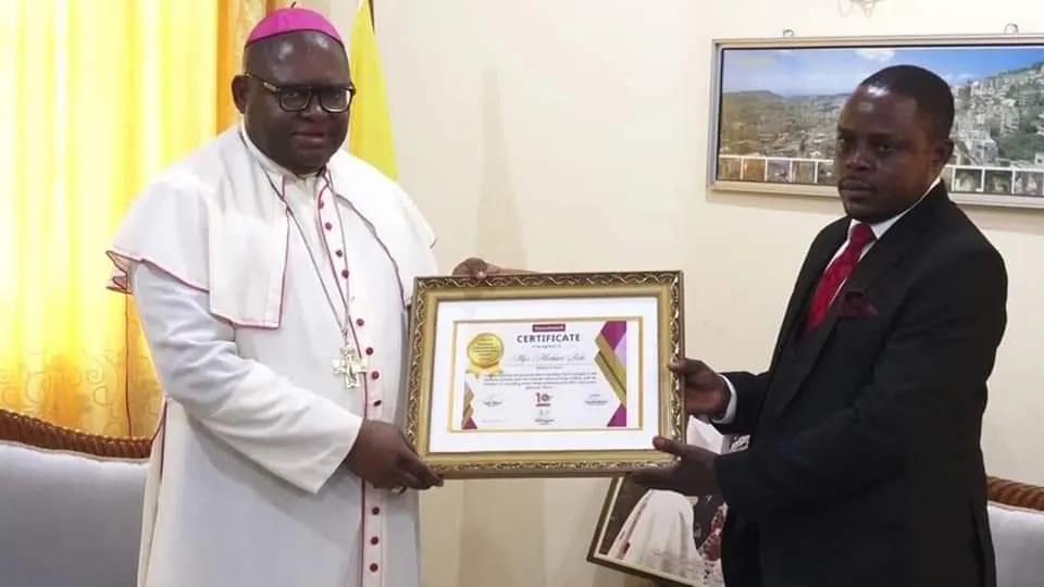 Mgr Michael Miabesue Bibi honoré par le journal NewsWatch du pays pour ses "compétences exceptionnelles" dans la conduite du peuple de Dieu et la gestion des biens du diocèse de Buea. Crédit : Diocèse de Buea