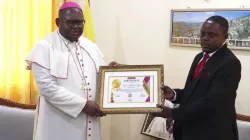 Mgr Michael Miabesue Bibi honoré par le journal NewsWatch du pays pour ses "compétences exceptionnelles" dans la conduite du peuple de Dieu et la gestion des biens du diocèse de Buea. Crédit : Diocèse de Buea / 