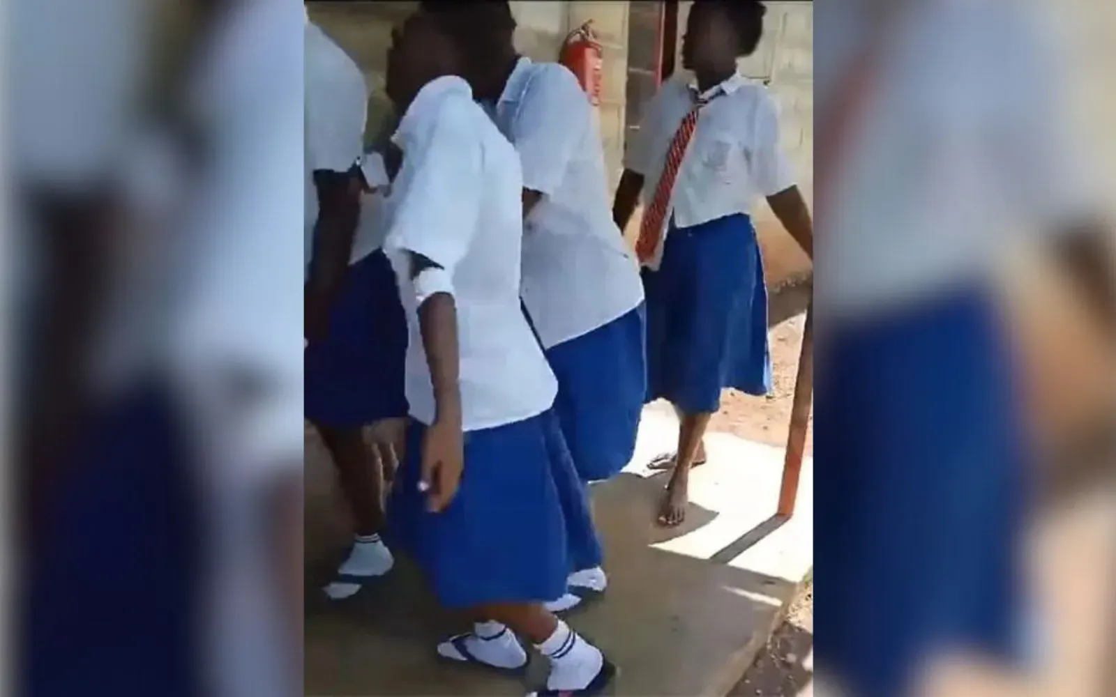 Une capture d'écran d'une vidéo montrant des élèves du lycée de filles St Theresa's Eregi qui peinent à marcher en raison d'une maladie étrange qui a été signalée dans l'établissement, dans le diocèse catholique de Kakamega, au Kenya.