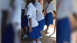 Une capture d'écran d'une vidéo montrant des élèves du lycée de filles St Theresa's Eregi qui peinent à marcher en raison d'une maladie étrange qui a été signalée dans l'établissement, dans le diocèse catholique de Kakamega, au Kenya. / 