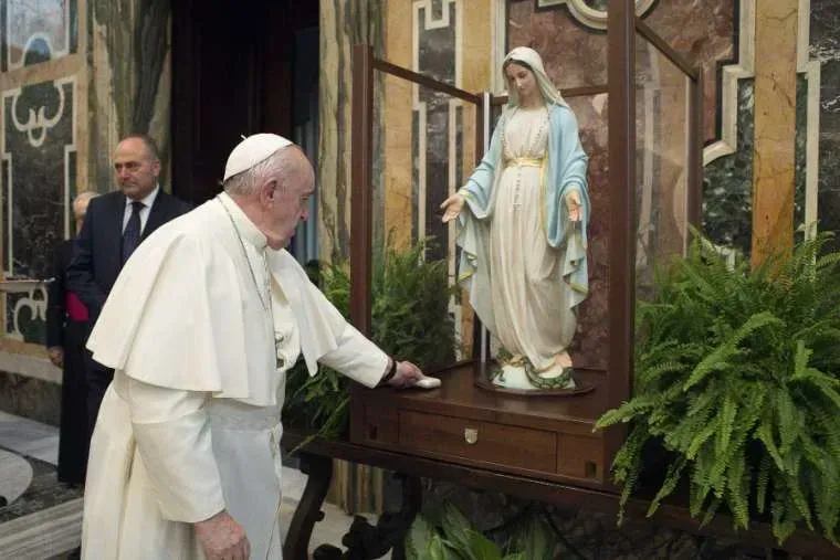 Le pape François bénit une statue de la Vierge Immaculée de la Médaille Miraculeuse, le 11 novembre 2020. Crédit : Vatican Media. null