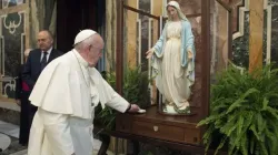 Le pape François bénit une statue de la Vierge Immaculée de la Médaille Miraculeuse, le 11 novembre 2020. Crédit : Vatican Media. null / 