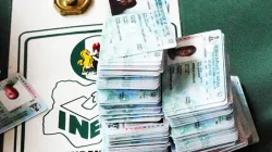 Quelques cartes d'électeurs pour les élections générales au Nigeria prévues en 2023. Crédit : Commission électorale nationale indépendante (INEC)/Facebook / 