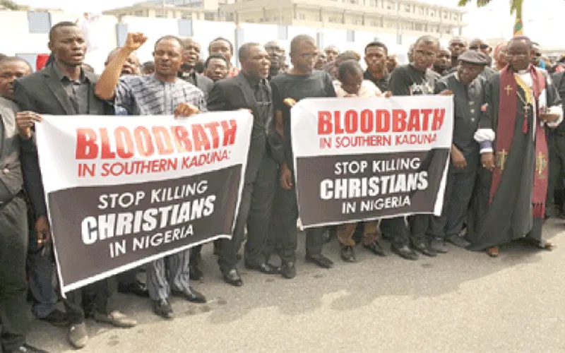 Les chrétiens tiennent des pancartes alors qu'ils défilent dans les rues d'Abuja lors d'une prière et d'une pénitence pour la paix et la sécurité au Nigeria le 1er mars 2020. Domaine public