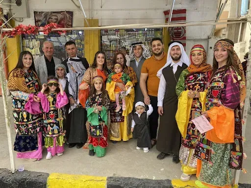 Une famille chrétienne de Qaraqosh portant son habit traditionnel pour la Semaine sainte, en avril 2022. Bashar Yameel Hanna/CNA