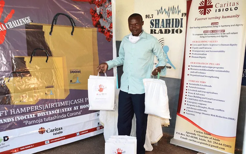 M. Gilbert Mutuku, le premier grand gagnant du KomeshaCorona Challenge, récupère son panier cadeau dans les bureaux de Radio Shahidi. Radio Shahidi/ Facebook