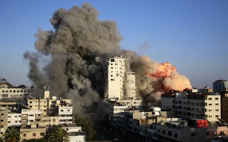 Image de bâtiments en feu dans le cadre de la violence israélo-palestinienne actuelle.