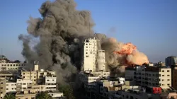 Image de bâtiments en feu dans le cadre de la violence israélo-palestinienne actuelle. / 