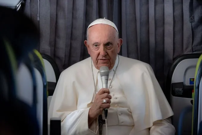 Le pape François s'adresse aux journalistes le 6 août 2023 à bord du vol papal lors de son retour à Rome après un voyage de cinq jours au Portugal et aux Journées Mondiales de la Jeunesse. | Daniel Ibáñez/CNA