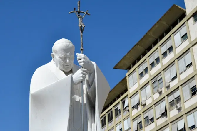 Une grande statue de saint Jean-Paul II à l'entrée de l'hôpital Gemelli de Rome, où le pape François se remet de l'opération qu'il a subie le 7 juin 2023. | Crédit photo : Daniel Ibañez/CN