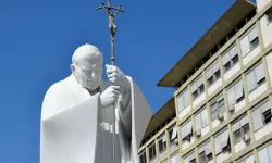 Une grande statue de saint Jean-Paul II à l'entrée de l'hôpital Gemelli de Rome, où le pape François se remet de l'opération qu'il a subie le 7 juin 2023. | Crédit photo : Daniel Ibañez/CN / 
