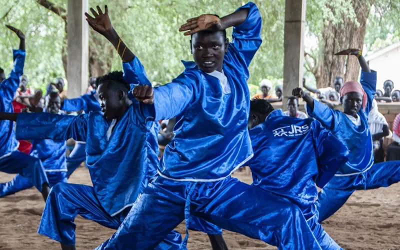 Les membres de la classe d'arts martiaux, les Acrobates, se produisent à Dorocentre lors des célébrations de la Journée Internationale de la Paix. Crédit : Service Jésuite des Réfugiés (JRS)