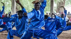 Les membres de la classe d'arts martiaux, les Acrobates, se produisent à Dorocentre lors des célébrations de la Journée Internationale de la Paix. Crédit : Service Jésuite des Réfugiés (JRS) / 