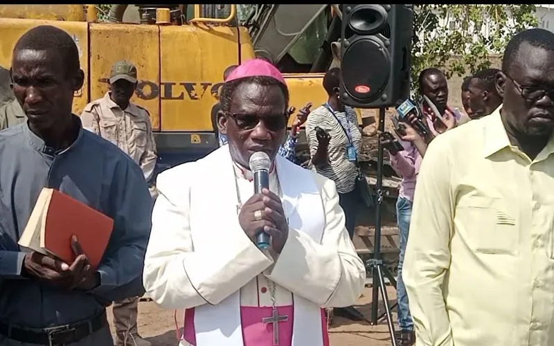 Mgr Stephen Nyodho Ador Majwok bénit le terrain pour la construction de l'estrade papale. Crédit : Radio Bakhita/Facebook