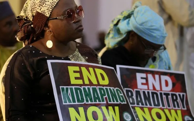 Un manifestant tenant une pancarte lors d'une manifestation contre l'insécurité au Nigeria. Crédit : Vatican News
