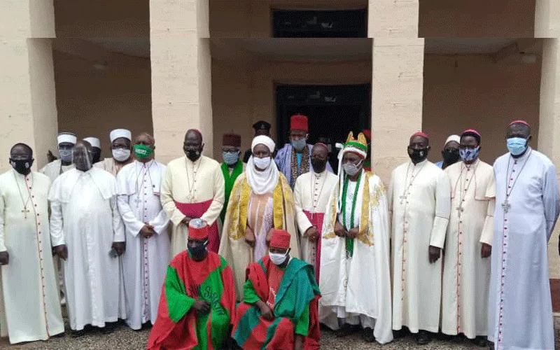 Les évêques de la province ecclésiastique de Kaduna au Nigeria avec les chefs de Kagoro et l'émir de Jama'a à Kaduna Sud, samedi 22 août. Domaine public