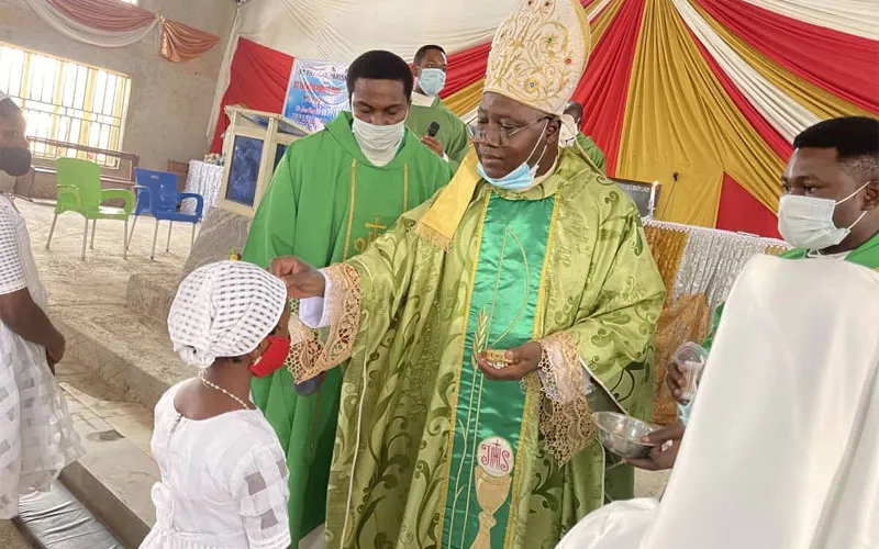 Mgr Ignatius Kaigama, archevêque d'Abuja au Nigeria, administrant le sacrement de confirmation à la paroisse St François de Pegi, dans le nord du Nigeria. Page Facebook de Mgr Ignatius A. Kigama.