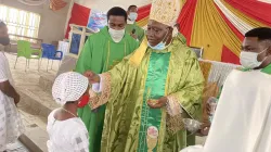 Mgr Ignatius Kaigama, archevêque d'Abuja au Nigeria, administrant le sacrement de confirmation à la paroisse St François de Pegi, dans le nord du Nigeria. / Page Facebook de Mgr Ignatius A. Kigama.