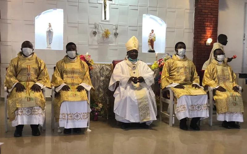 Mgr Ignatius Kaigama avec des diacres nouvellement ordonnés à la paroisse St. Donatus, Saukale, dans l'archidiocèse d'Abuja. Crédit : Mgr Ignatius A. Kaigama/ Facebook