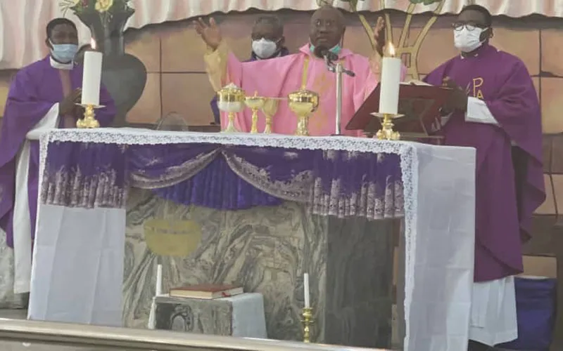 Mgr Ignatius Ayau Kaigama, archevêque de l'archidiocèse d'Abuja au Nigeria, célébrant la messe le dimanche 14 mars à la paroisse St. Fabian's d'Efab-Jabi. Archevêque Ignatius Kaigama