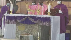 Mgr Ignatius Ayau Kaigama, archevêque de l'archidiocèse d'Abuja au Nigeria, célébrant la messe le dimanche 14 mars à la paroisse St. Fabian's d'Efab-Jabi. / Archevêque Ignatius Kaigama