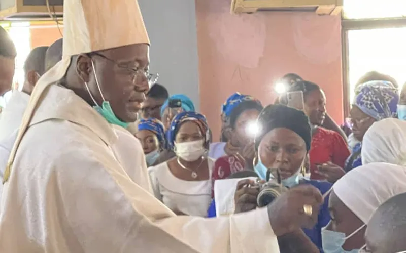 Mgr Ignatius Kaigama administrant le sacrement de la confirmation à la paroisse St. Patrick's Karshi de l'archidiocèse d'Abuja. Crédit : Archidiocèse d'Abuja/Facebook