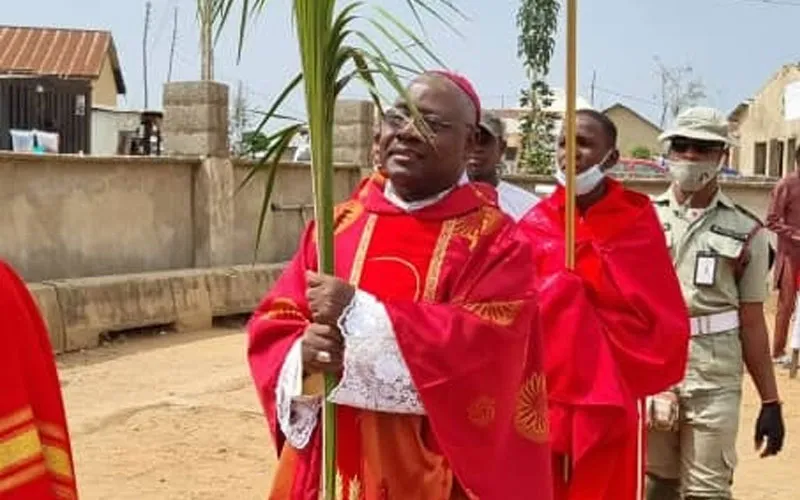 Mgr Ignatius Kaigama lors de la procession du dimanche des Rameaux à la paroisse St. Michael de l'archidiocèse d'Abuja. Crédit : Archidiocèse d'Abuja/Facebook / 