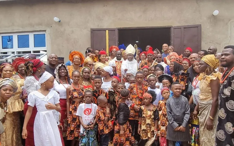 Mgr Ignatius Kaigama avec un groupe de chrétiens dans la zone pastorale Divine Mercy de l'archidiocèse d'Abuja. Crédit : Archidiocèse d'Abuja