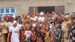 Mgr Ignatius Kaigama avec un groupe de chrétiens dans la zone pastorale Divine Mercy de l'archidiocèse d'Abuja. Crédit : Archidiocèse d'Abuja / 