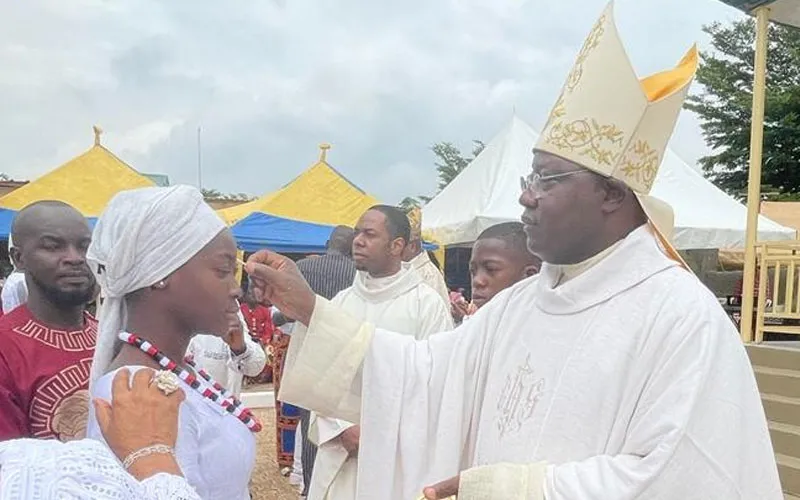 Mgr Ignatius Ayau Kaigama administre le sacrement de la confirmation à la paroisse St. Aloysius de l'archidiocèse d'Abuja. Crédit : Archidiocèse d'Abuja