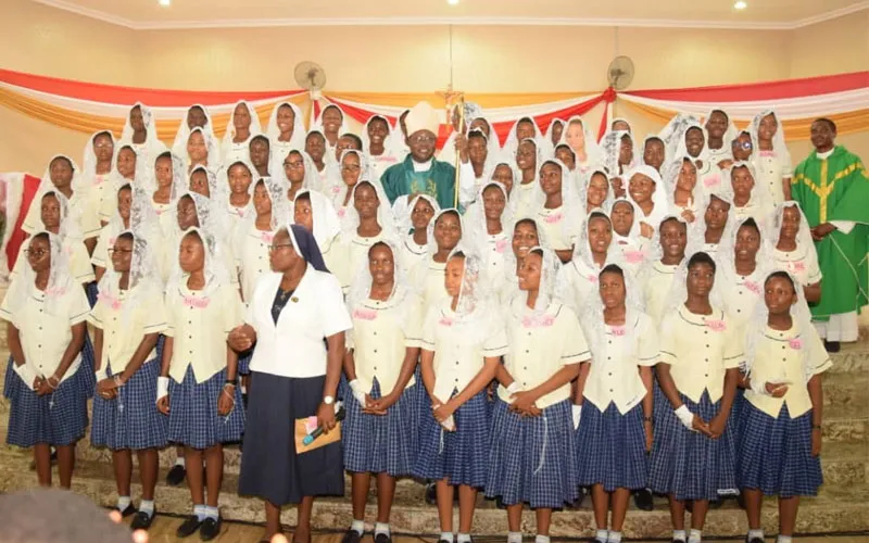 Mgr Ignatius Ayau Kaigama avec des élèves de la Louisville Girls' Secondary School d'Abuja. Crédit : Archidiocèse d'Abuja/Facebook / 