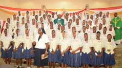 Mgr Ignatius Ayau Kaigama avec des élèves de la Louisville Girls' Secondary School d'Abuja. Crédit : Archidiocèse d'Abuja/Facebook / 