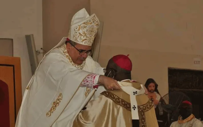 Mgr Anthonio Guido Fillipazzi, Nonce apostolique au Nigeria, conférant le pallium à l'Ordinaire de l'archidiocèse d'Abuja, Mgr Ignatius Kaigama, lors de la messe à la cathedrale Notre-Dame Reine du Nigeria,  jeudi 27 août 2020. Archidiocèse d'Abuja