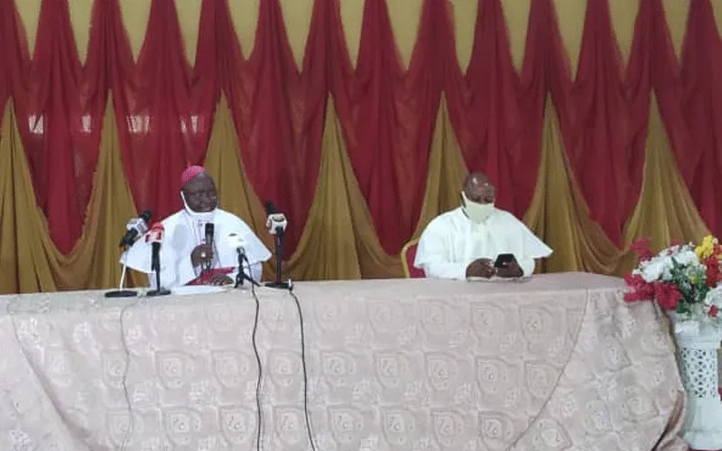 Mgr Ignatius Kaigama (à gauche) lors de la conférence de presse de jeudi à Abuja, Nigeria. Mgr Ignatius Kaigama
