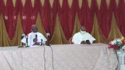 Mgr Ignatius Kaigama (à gauche) lors de la conférence de presse de jeudi à Abuja, Nigeria. / Mgr Ignatius Kaigama