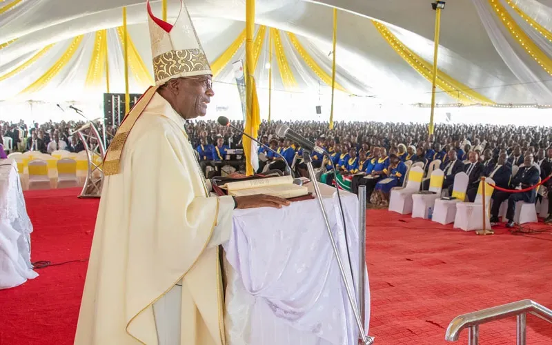 Mgr David Kamau Ng'ang'a s'adressant à plus de 15 000 membres de l'Association des hommes catholiques (CMA) issus des 15 doyennés de l'archidiocèse de Nairobi, dans l'enceinte du St. Joseph's Technical College Kamulu. Crédit : Archidiocèse catholique de Nairobi (ADN)