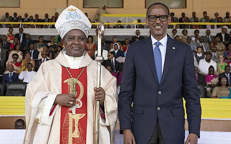 Le cardinal désigné Antoine Kambanda avec le président Paul Kagame lors de son installation comme archevêque de l'archidiocèse de Kigali au Rwanda. Domaine public