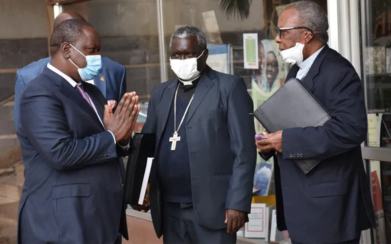 Le cardinal John Njue (à droite), Mgr Philip Anyolo (au centre) et le Dr Fred Matiang'i (à gauche) lors de la réunion de mardi à la Basilique de la Sainte Famille à Nairobi, au Kenya. KCCB