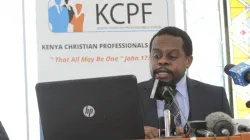 Charles Kanjema, président du Kenya Christian Professionals Forum (KCPF) lors de la conférence de presse de vendredi à Nairobi, la capitale du Kenya. / Domaine public