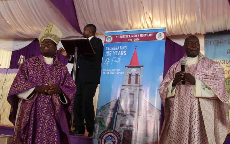Mgr David Kamau Ng'ang'a, évêque auxiliaire de l'archidiocèse, et le père George Omondi, prêtre responsable de la paroisse catholique St. Austin's Msongari, lors du lancement de la célébration du 125e anniversaire de la paroisse. Crédit : ACI Afrique
