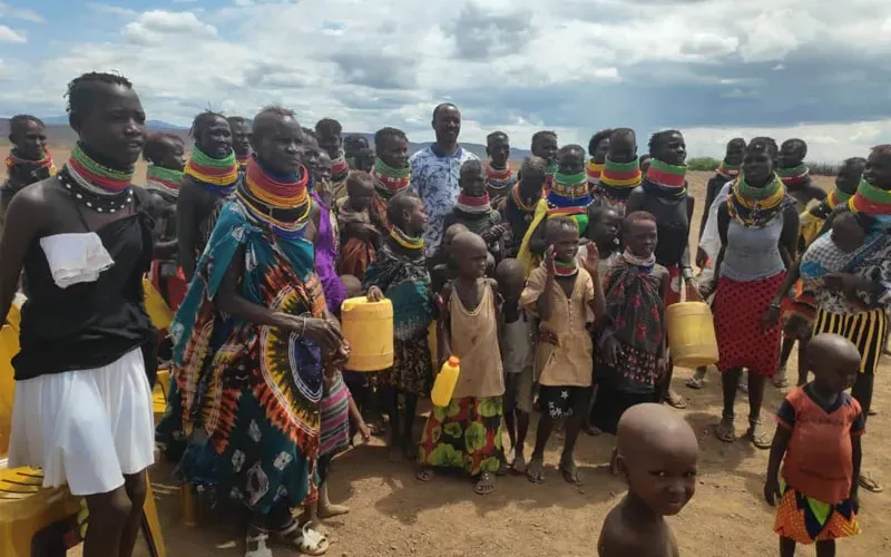 Le père Joseph Githinji pose avec des habitants de Turkana. Crédit : Père Joseph Githinji