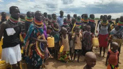Le père Joseph Githinji pose avec des habitants de Turkana. Crédit : Père Joseph Githinji / 