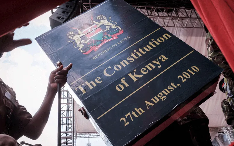 Une copie de la constitution kenyane promulguée le 27 août 2010. Domaine public