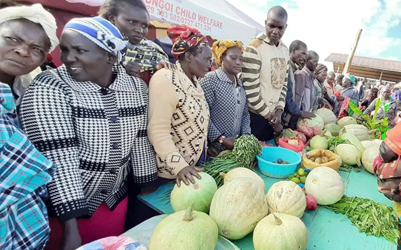 Des agriculteurs de Nyahururu, au Kenya, présentent leurs produits agricoles lors de la conférence sur l'agroécologie de 2019. Caritas Archidiocèse de Kisumu/ Facebook