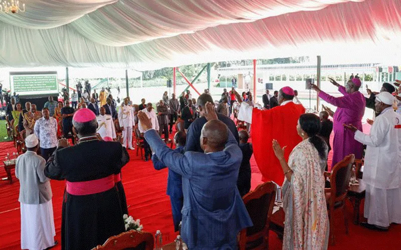 Les chefs religieux, les dignitaires et les autres invités lèvent la main en signe d'adoration lors de la Journée nationale de prière qui se tient au State House de Nairobi le 21 mars 2020. Présidence de la République du Kenya.