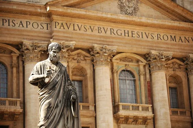 Statue de saint Pierre devant la basilique Saint-Pierre. | Crédit : Vatican Media