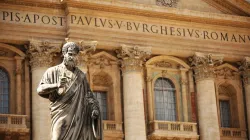 Statue de saint Pierre devant la basilique Saint-Pierre. | Crédit : Vatican Media / 